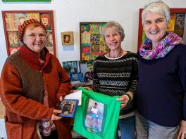 Elisabeth übergibt die Spenden an Jutta und Renata