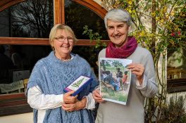 Elisabeth übergibt die Spenden